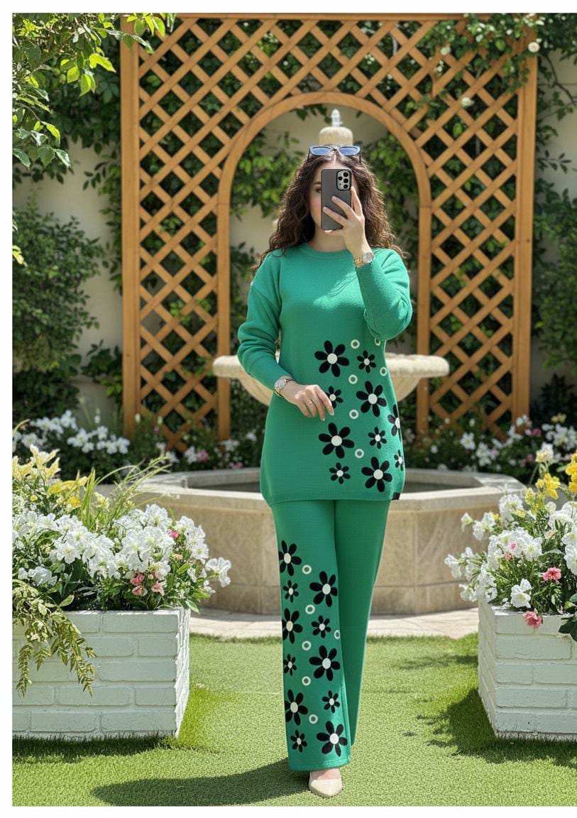 WINTER TOP WITH PRINTED FLEECE TROUSER .